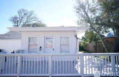 Main picture of 915 N Oleander Ave