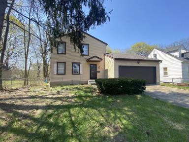 Main picture of 892 Carpenter St