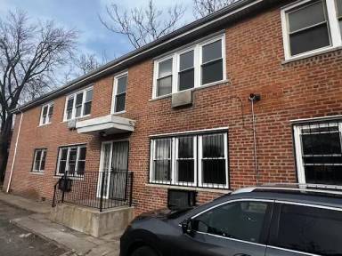 Main picture of 3015 E 81st St