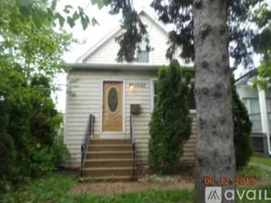 Main picture of 5553 N Leavenworth Ave