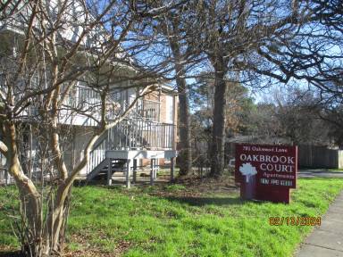 Main picture of 701 Oakwood Ln