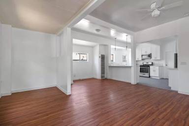 Main picture of 2419 Marathon St