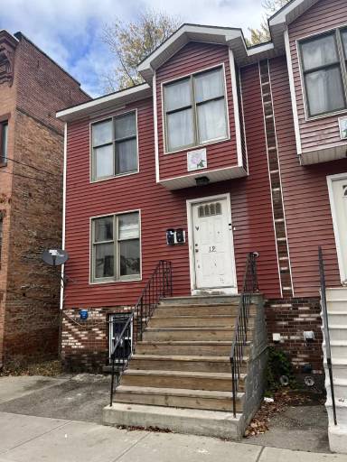 Main picture of 19 Dana Ave