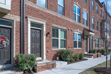 Main picture of 215 S Macon St