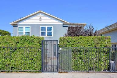Main picture of 4952 Cahuenga Blvd