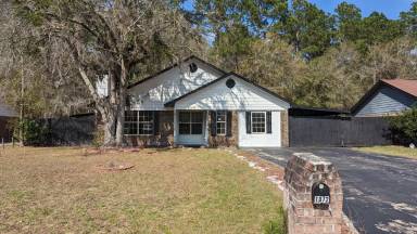 Main picture of 1072 Desert Shield St