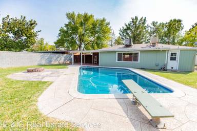 Main picture of 4014 E Windsor Ave