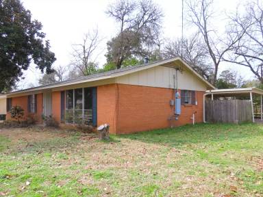 Main picture of 2417 Oak Crest Dr