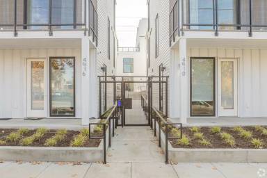 Main picture of 4915 N Vancouver Ave