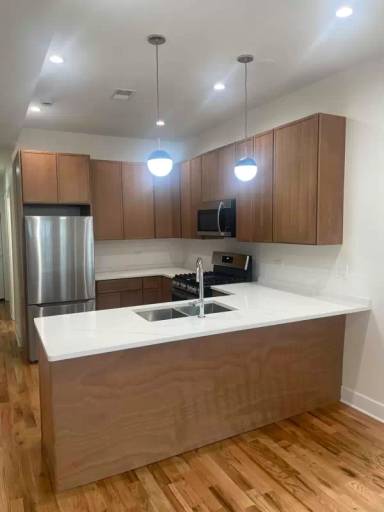 Main picture of 2841 N Avers Ave