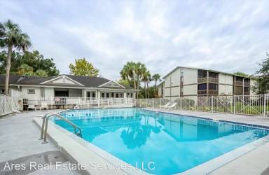 Main picture of Oaks Condominiums