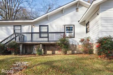 Main picture of 876 Custer St