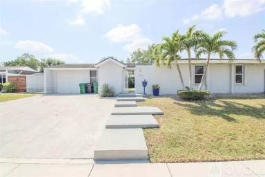 Main picture of 9680 SW 77th St