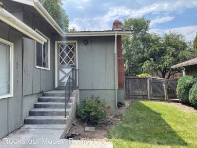 Main picture of 904 W Oregon Ave