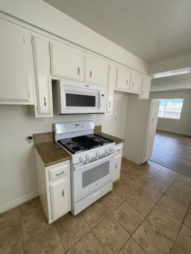Main picture of 4733 W 173rd St