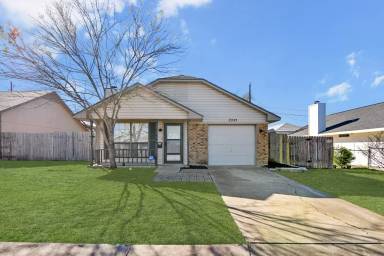 Main picture of 2245 Hilltop Loop