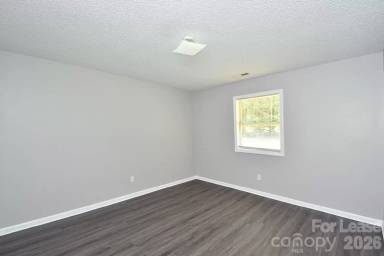 Main picture of 152 Glen Gar Dr