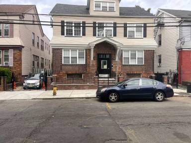 Main picture of 421 Leslie St