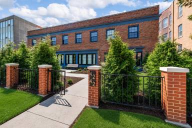 Main picture of 4242 Lindell Blvd