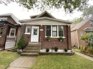 Main picture of 4837 W Montrose Ave