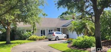 Main picture of 1526 Shorelands Dr E