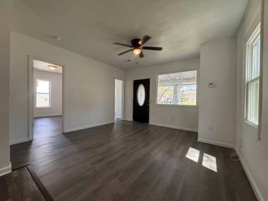 Main picture of 2113 N East Ave
