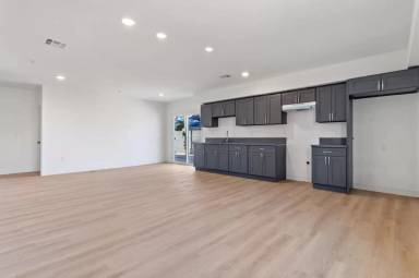 Main picture of 707 W 80th St