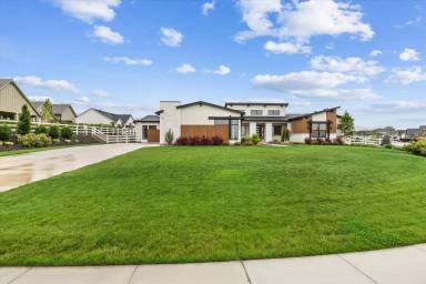 Main picture of 7786 W Diamond Lake Dr