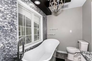 Main picture of 449 N Dodge Ave