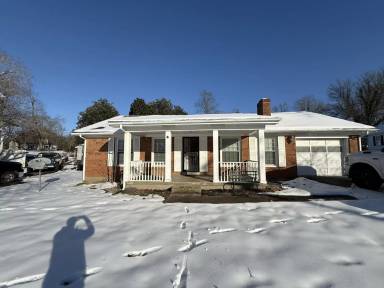 Main picture of 305 S Lincoln Blvd