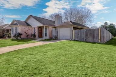 Main picture of 15102 Jordan Oaks St