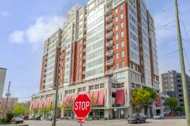 Main picture of 400 W North Street Apartments