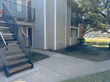 Main picture of 1901 Holleman Dr W