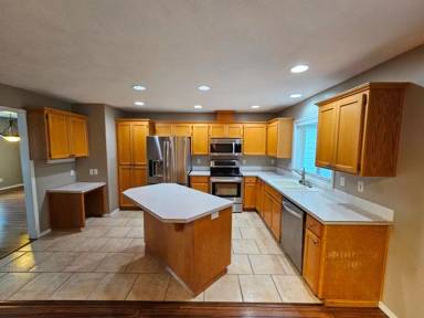 Main picture of 7884 Katherine St NE