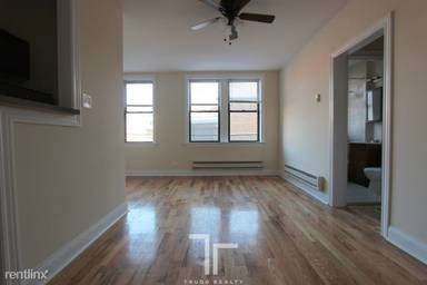 Main picture of 818 W Diversey Pkwy
