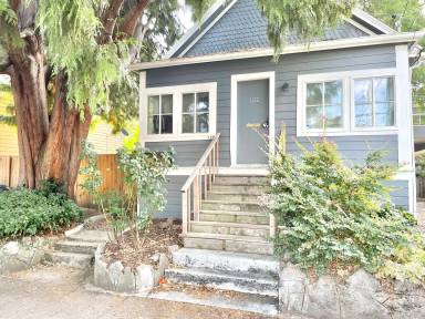Main picture of 122 NE Beech St