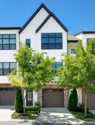 Main picture of 221 Stonecrest Cir