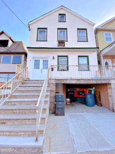 Main picture of 30 W 22nd St