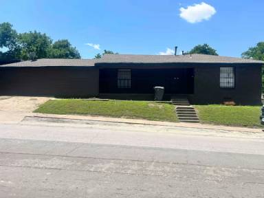 Main picture of 2105 S Ewing Ave