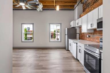 Main picture of 213 E Main St