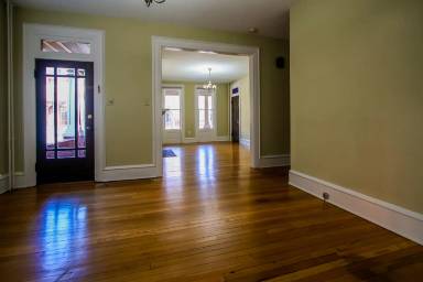 Main picture of 315 W Burke St