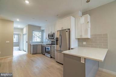 Main picture of 2110 W Master St