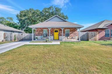 Main picture of 904 Brown Ave