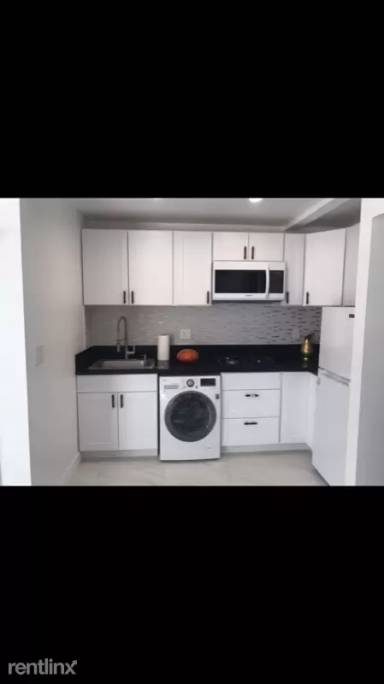 Main picture of 23503 Victory Blvd