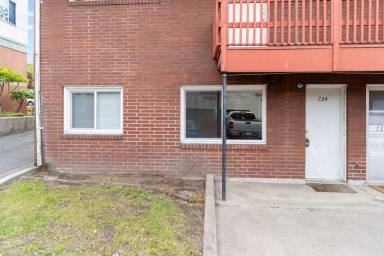 Main picture of 722 W Maxwell Ave