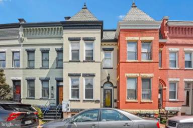 Main picture of 321 Elm St NW