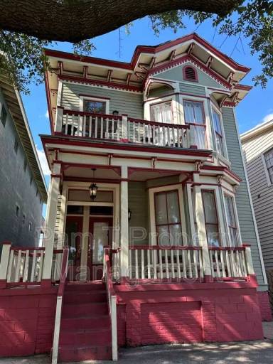 Main picture of 124 E Henry St