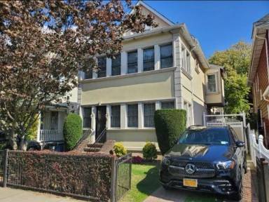 Main picture of 325 E 8th St