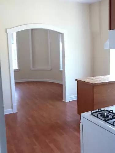 Main picture of 5671 N Clark St