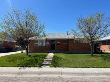 Main picture of 2415 E 8th St